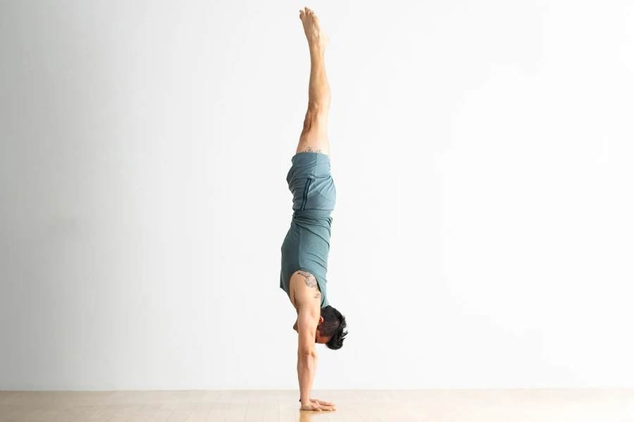 ایستادن روی دست (Handstand)